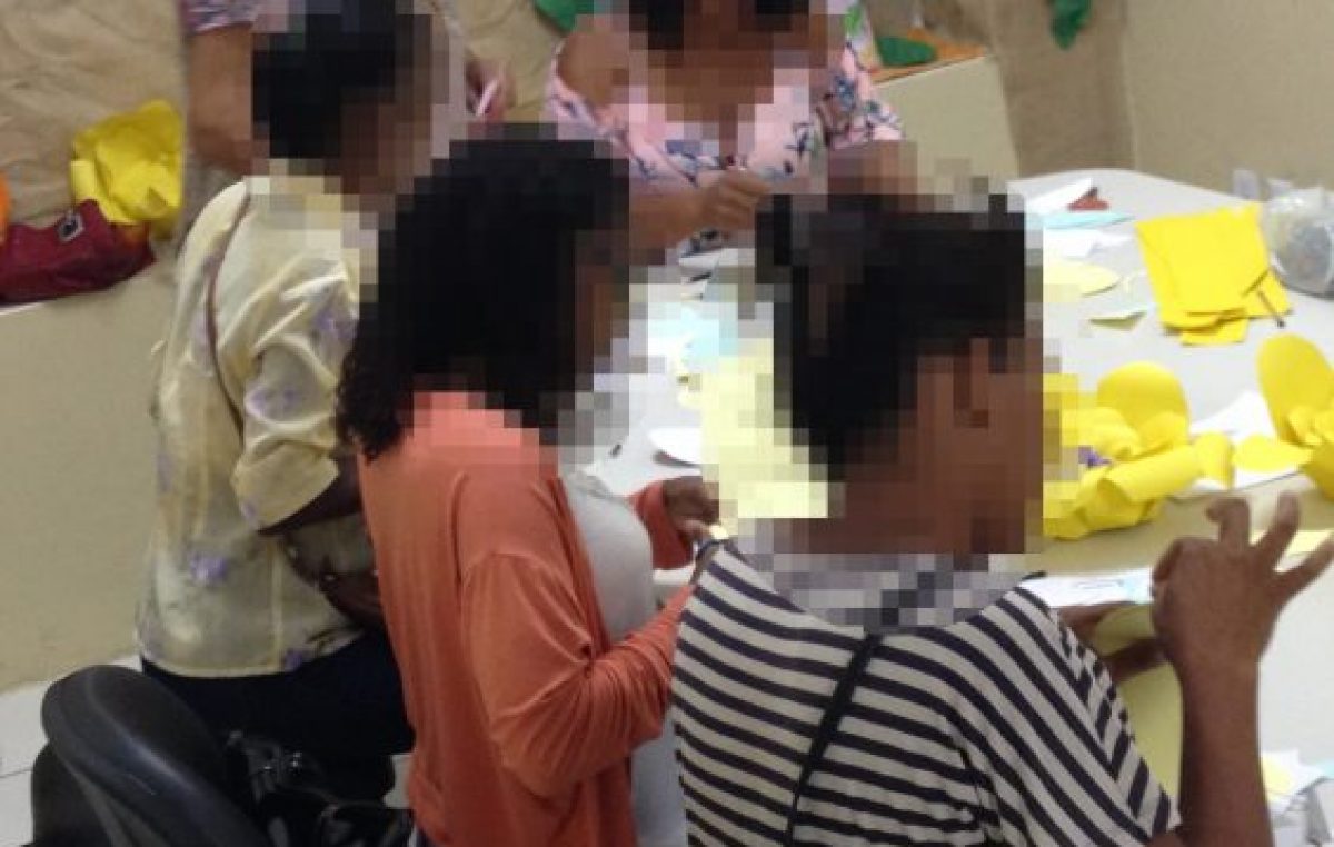Mulheres vítimas de violência participam de Oficina de Flores de Papel