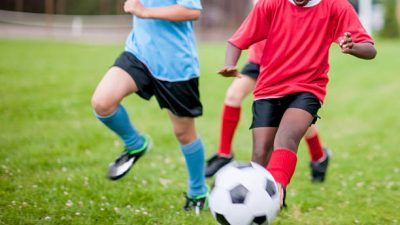 Disputa e bola na rede: Chuva de gols marcou a 9ª rodada da Copa Furacão de Futebol Infantil