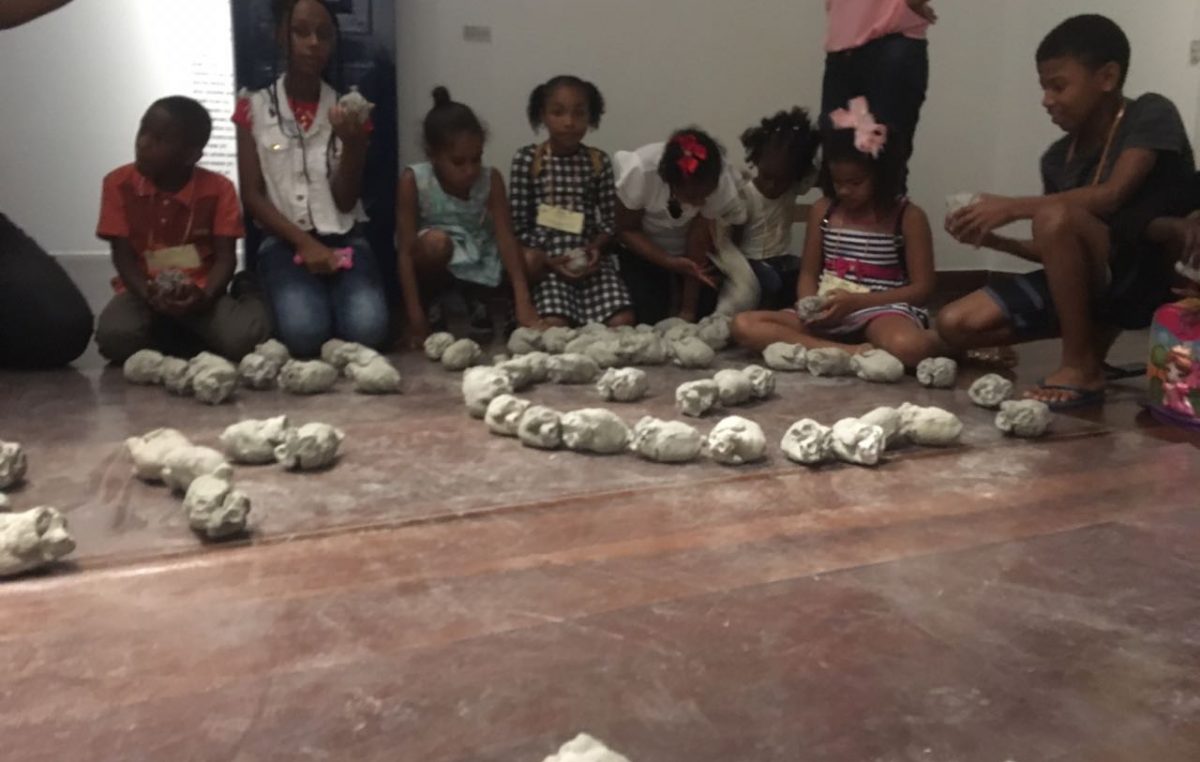 Jovens atendidos pelo CRAS prestigiam exposição de artes em Salvador