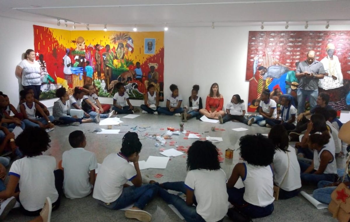 Estudantes franciscanos visitam exposição artística em galeria soteropolitana