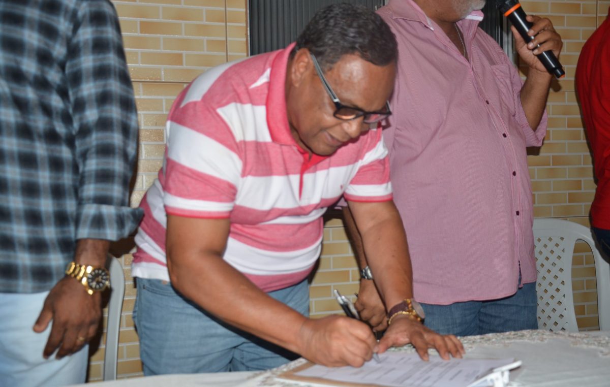 A comunidade da Curupeba foi beneficiada na manhã desta quarta-feira (24), com a Assinatura da Ordem de Serviço para o Calçamento local