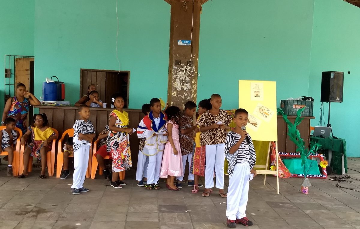 Fruto do Projeto Semeando Leituras, Sarau Literário aproxima comunidade da escola