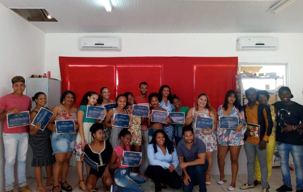 SDHCJ certifica alunos que alunos que participaram do Curso Básico de Inglês