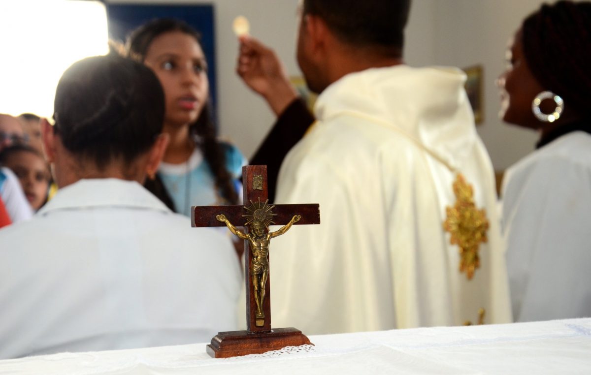 Missa e procissão reuniram fiéis para louvar Nossa Senhora da Conceição no bairro Engenho de Baixo