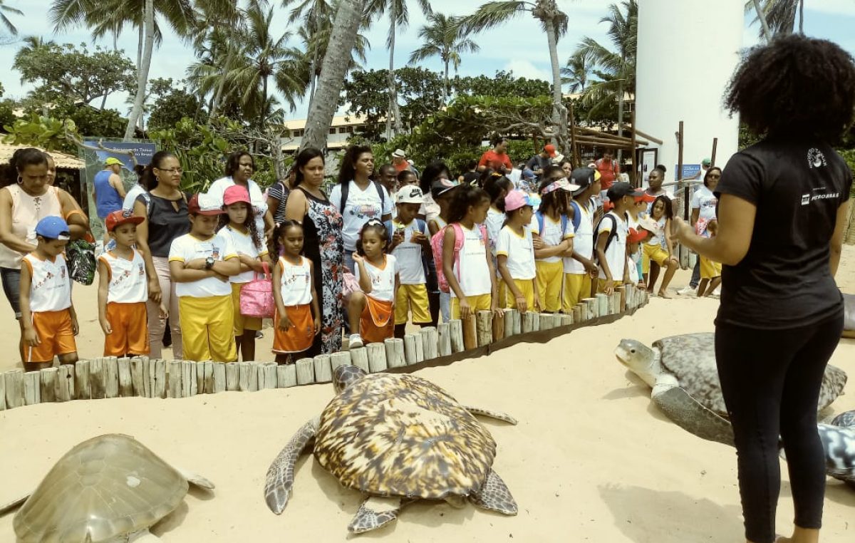 Estudantes da Escola Municipal Anísio Teixeira visitam o projeto TAMAR