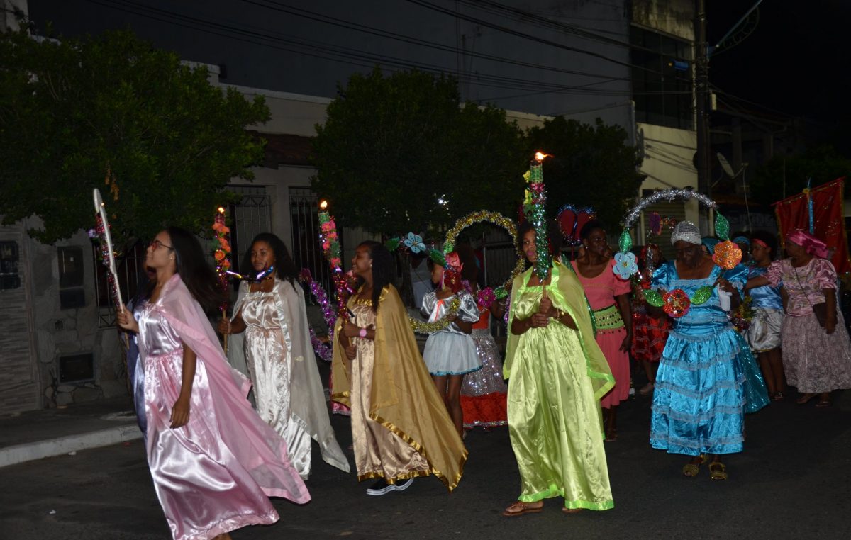 Homens, mulheres, jovens e crianças celebraram a Festa de Terno de Reis em São Francisco do Conde