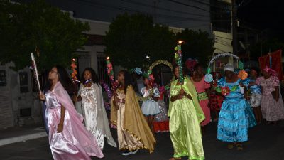 Homens, mulheres, jovens e crianças celebraram a Festa de Terno de Reis em São Francisco do Conde