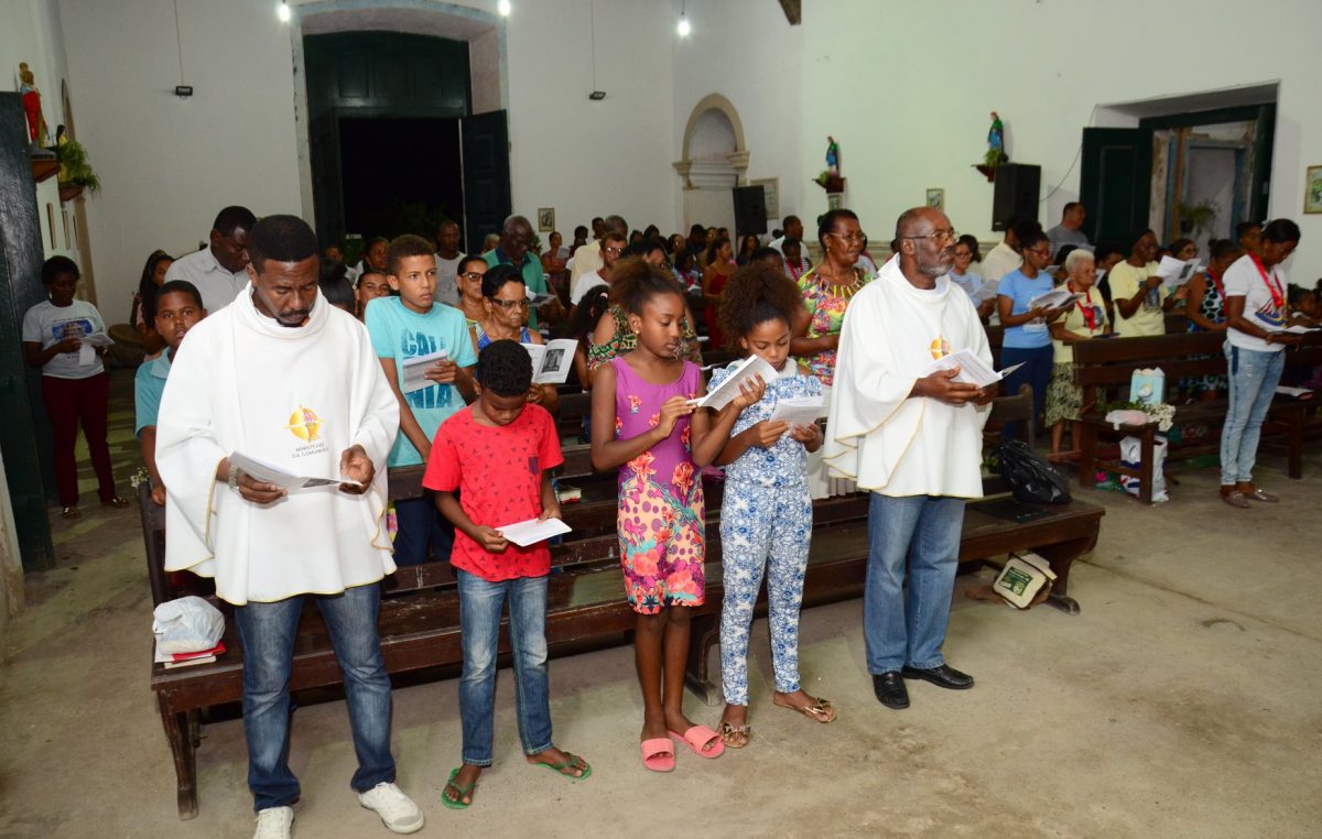 Fiéis lotam a Igreja no 1º Dia da Novena de Nossa Senhora do Monte