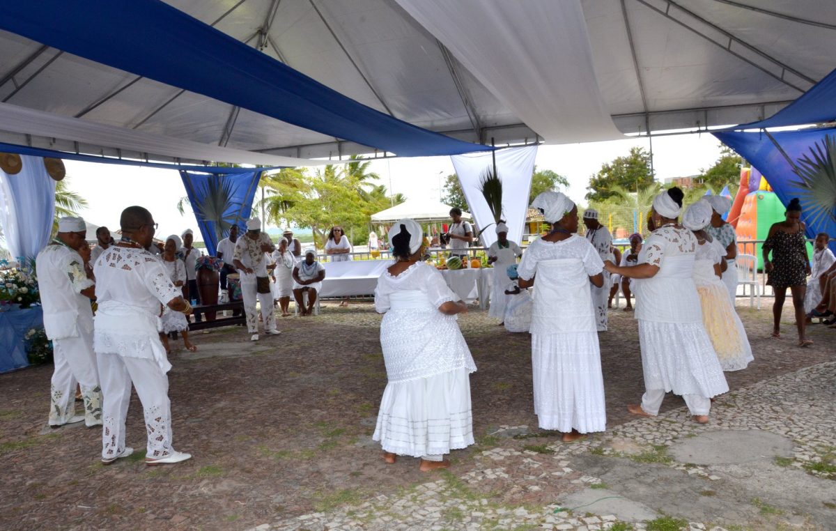 Festa em homenagem a Iemanjá reuniu populares, simpatizantes e adeptos do Candomblé
