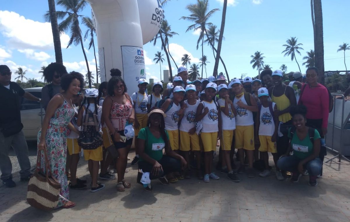 Alunos da Rede Municipal de Ensino de São Francisco do Conde participaram, no último sábado (16), do projeto Passando o Rodo nas Praias, realizado na capital baiana