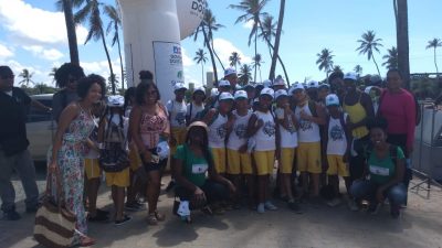 Alunos da Rede Municipal de Ensino de São Francisco do Conde participaram, no último sábado (16), do projeto Passando o Rodo nas Praias, realizado na capital baiana