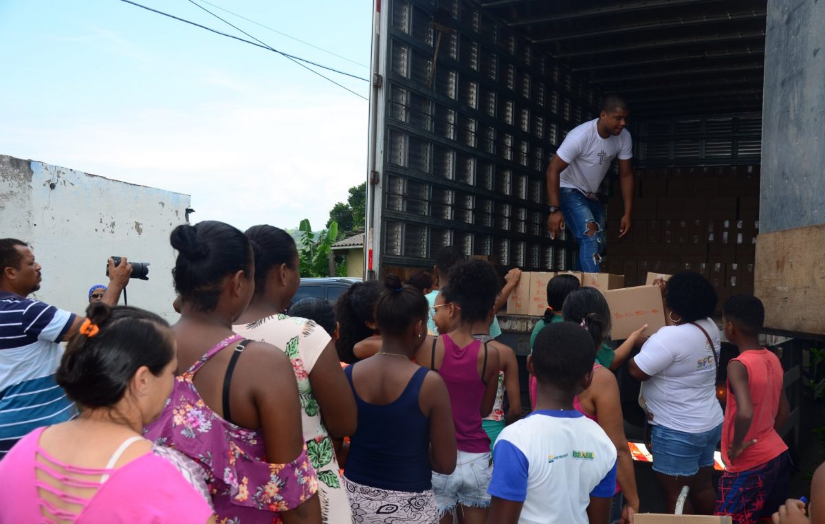 Prefeitura de São Francisco do Conde realizou a entrega de cestas básicas e peixes da Semana Santa aos munícipes