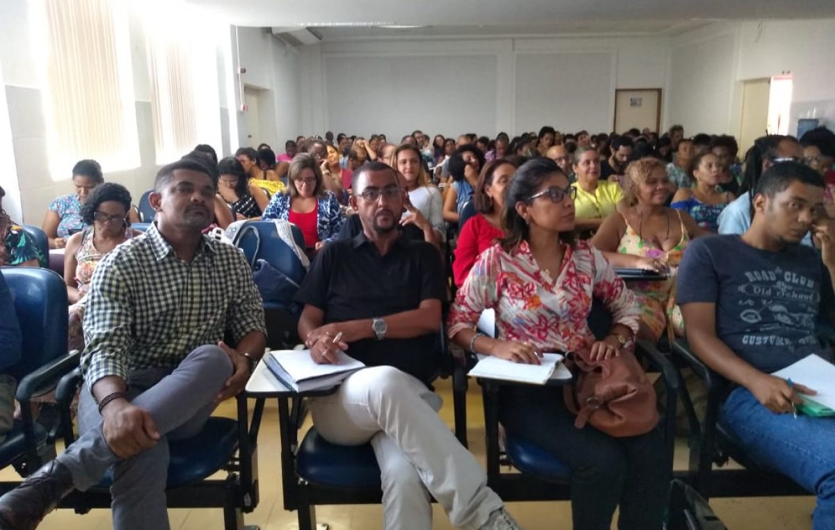 “Que o Currículo Franciscano tenha dignidade para ser debatido em qualquer lugar do mundo!”, declarou o Prof. Dr. Roberto Sidnei, em encontro com os profissionais da Rede Municipal de Ensino