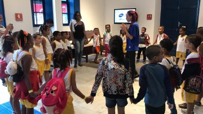 Estudantes de Santo Estevão visitam exposição na Caixa Cultural, em Salvador