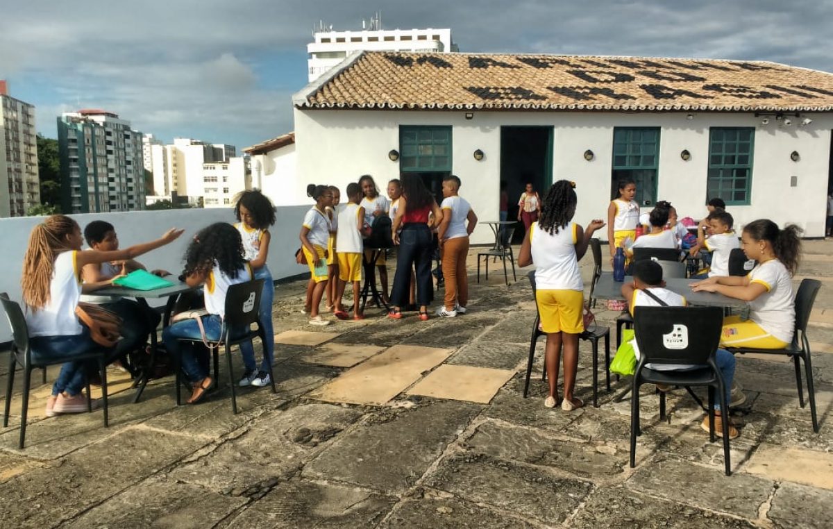 Alunos da Frei Eliseu Eismman aprenderam mais sobre a história da primeira capital do Brasil em visita ao Museu Náutico