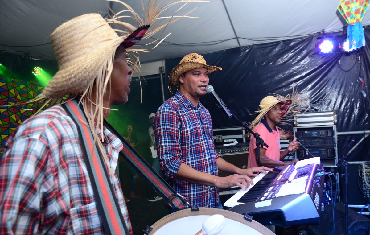 Primeiro dia do Arraiá do Vem Cá, no bairro de Campinas, foi sinônimo de alegria e de muito forró