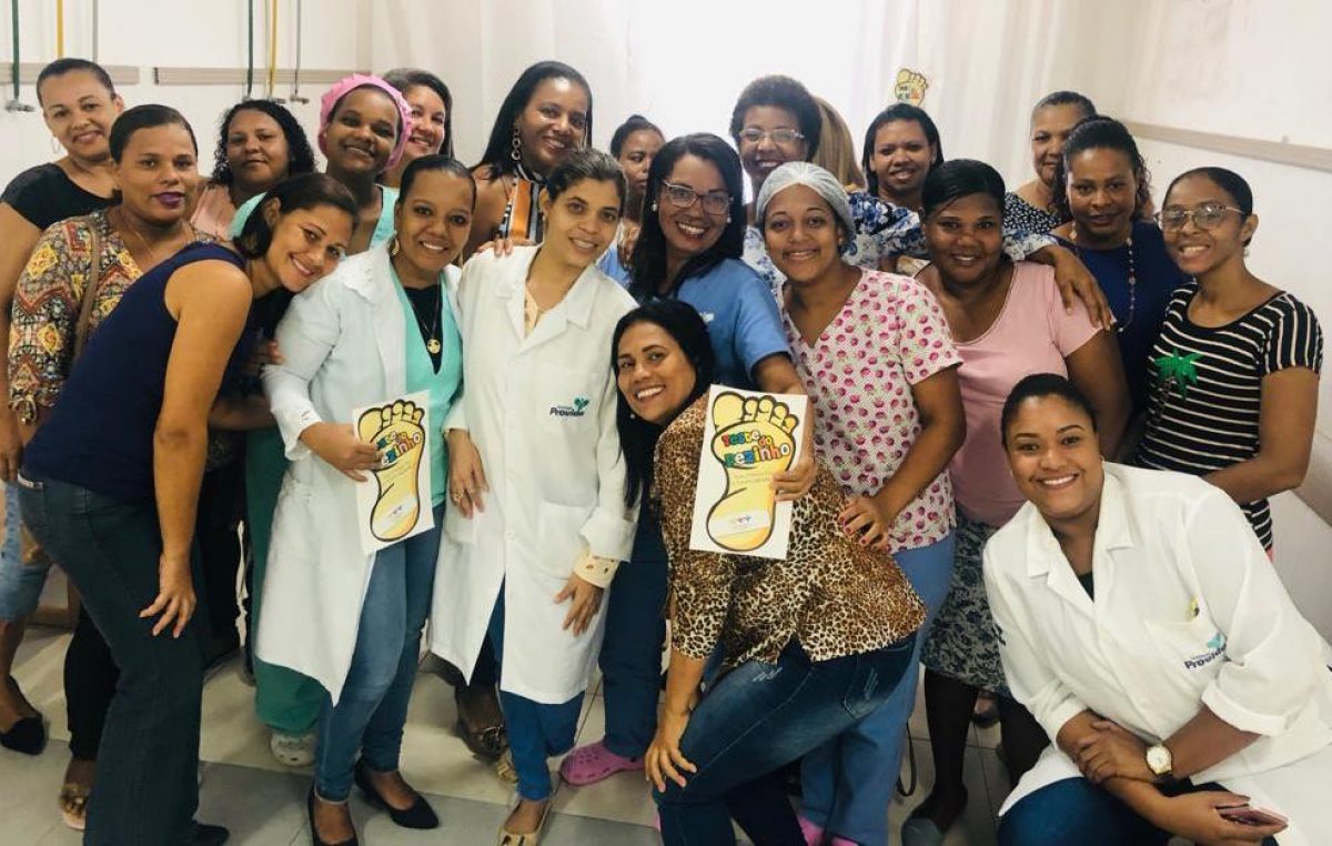 Capacitação sobre triagem neonatal e coleta do teste do pezinho para recém-nascidos foi realizada com profissionais do HDACAL