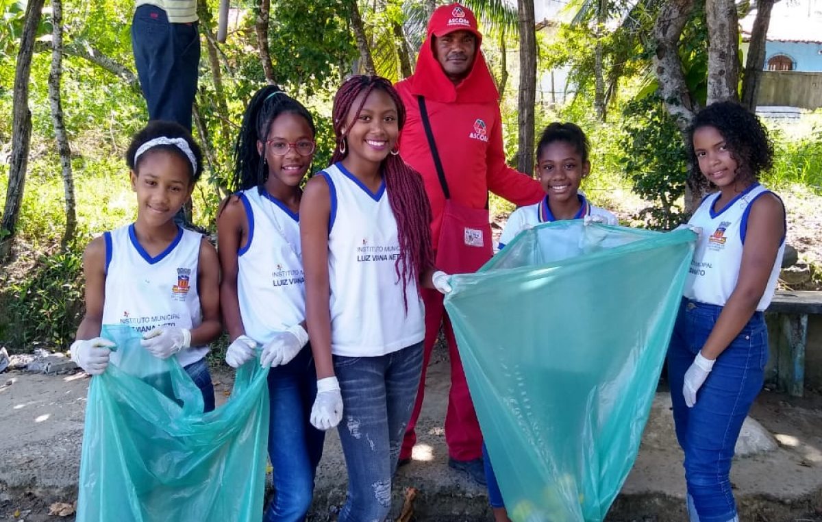 Estudantes do Instituto Municipal Luís Viana Neto aprendem, na prática, a importância da reciclagem do lixo e da coleta seletiva