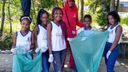 Estudantes do Instituto Municipal Luís Viana Neto aprendem, na prática, a importância da reciclagem do lixo e da coleta seletiva
