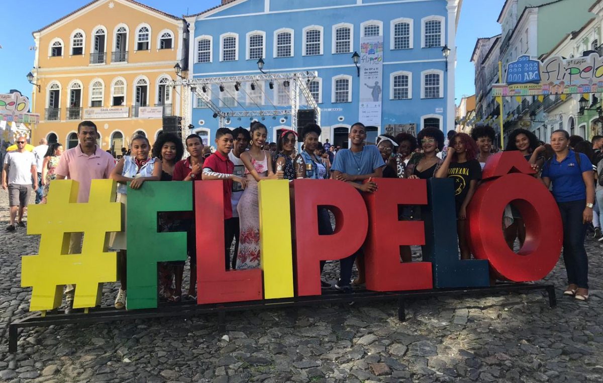 CRAS Caípe levou 28 jovens do Serviço de Convivência e Fortalecimento de Vínculos para 3ª edição do Flipelô