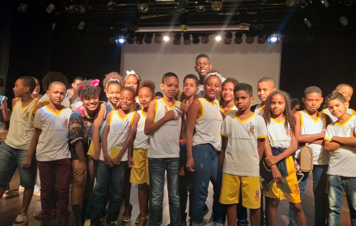 Questões como bullying e racismo são temas de peça teatral assistida por estudantes da Rede Municipal de Ensino de São Francisco do Conde