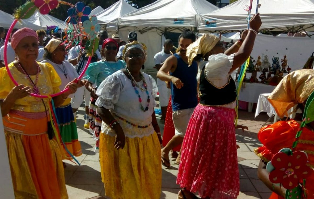 Grupos de samba do município abrilhantaram a 8ª Feira de Artes na Primavera, em Salvador