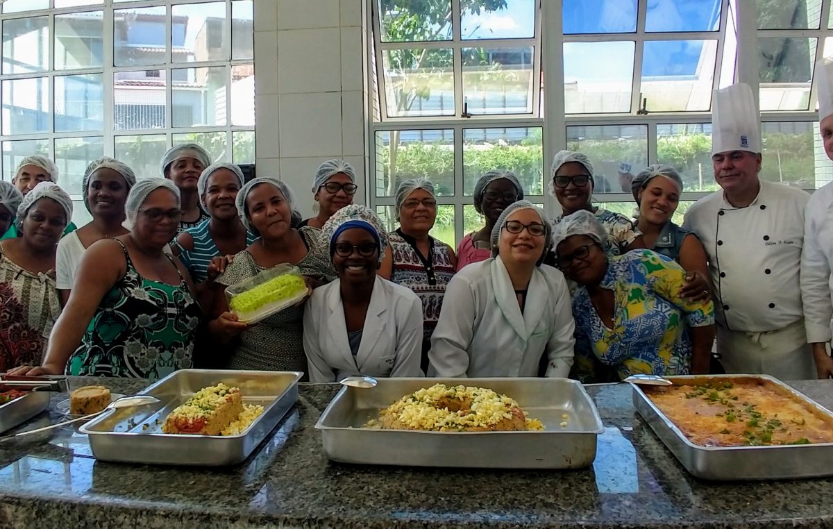 Marisqueiras e merendeiras da Rede Municipal de Ensino participam de oficina com pesquisadores da Escola de Nutrição da UFBA