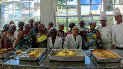 ﻿Marisqueiras e merendeiras da Rede Municipal de Ensino participam de oficina com pesquisadores da Escola de Nutrição da UFBA