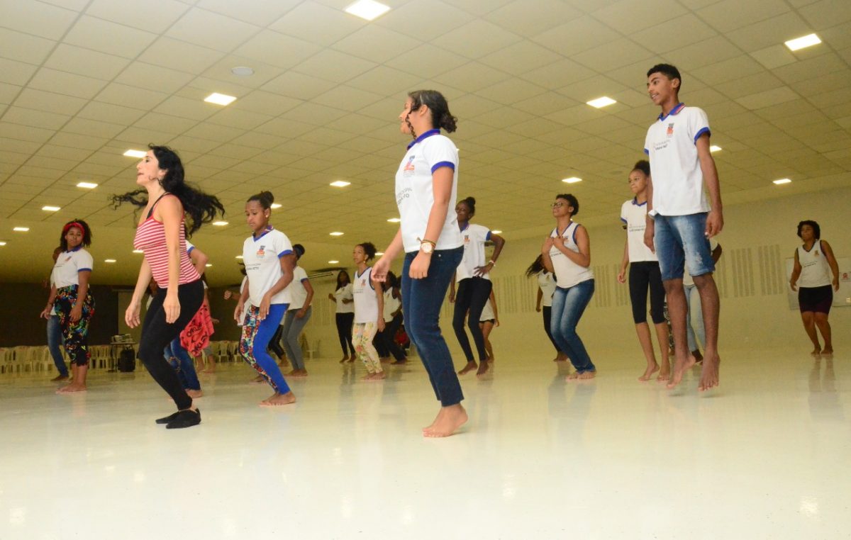 Aprendendo através da dança: alunos da Rede Municipal de Ensino participam de workshop com dançarina internacional