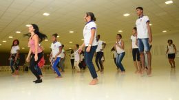 Aprendendo através da dança: alunos da Rede Municipal de Ensino participam de workshop com dançarina internacional