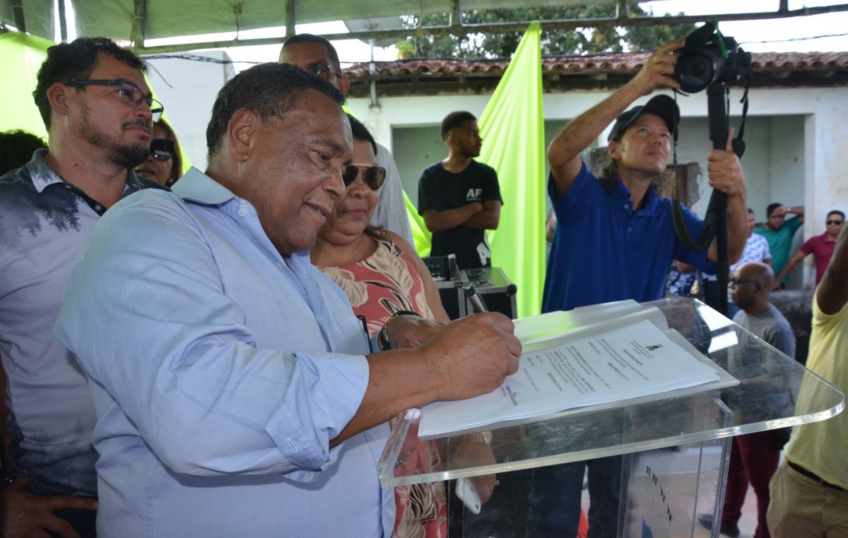 Prefeito assinou Ordem de Serviço para retomada da construção da Unidade de Saúde de Paramirim