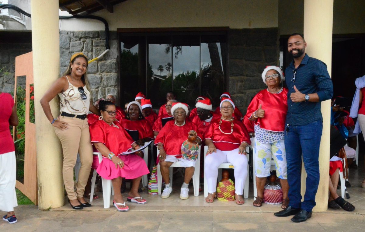 Idosos participam de Confraternização de Fim de Ano