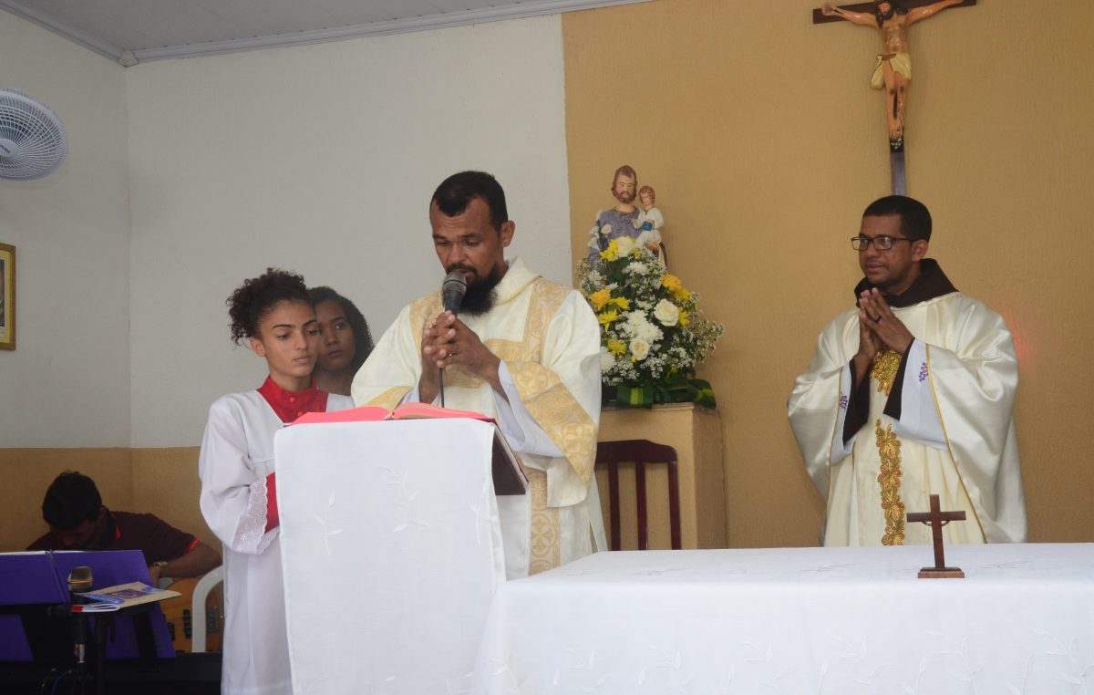 Fiéis e moradores do bairro do Engenho de Baixo renderam homenagens a Nossa Senhora da Conceição