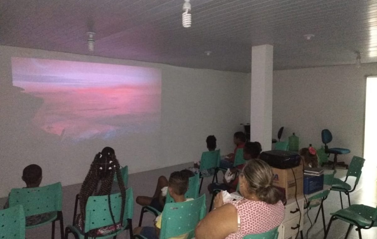 SESAU, através do Núcleo Integrado de Cuidados à Saúde da Criança e à Pessoa com Doença Falciforme Rilza Valentim, promoveu o “Cineminha do Núcleo”