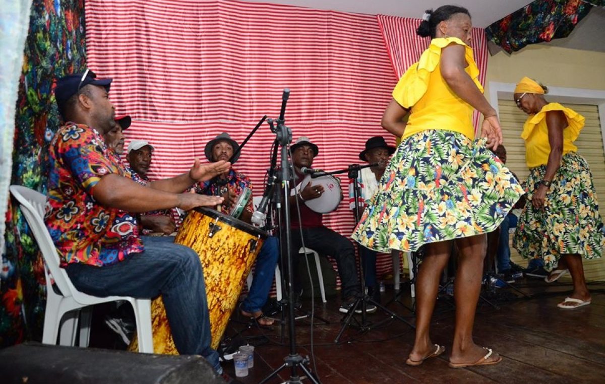Criatividade  e mistura de ritmos marcam o sábado de Carnaval em São Francisco do Conde