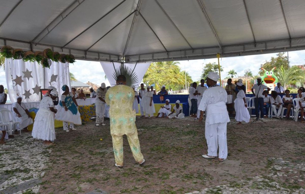 Festa da Sirilândia reuniu dezenas de pessoas para saudar a Rainha do Mar