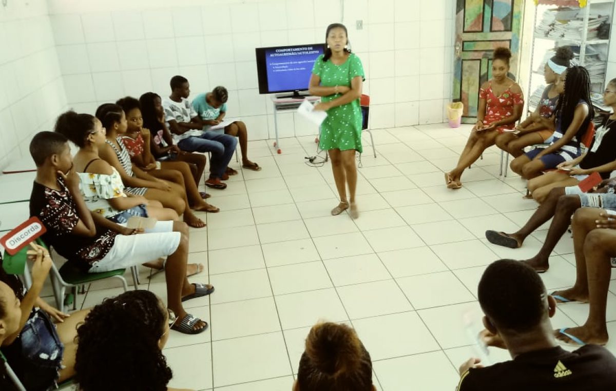 Unidade de Saúde da Família do Monte Recôncavo e CREAS conversam com alunos sobre saúde mental e automutilação