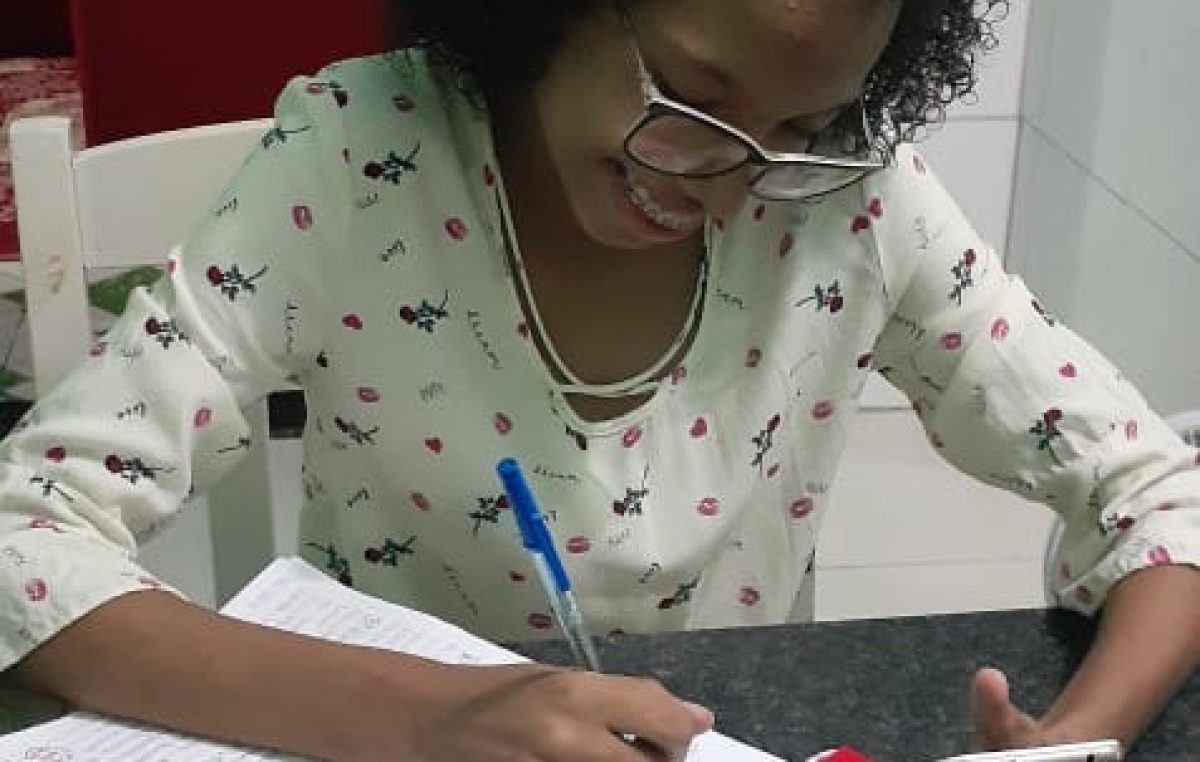 Alunos da Cruz Rios dão exemplo de dedicação aos estudos durante a quarentena
