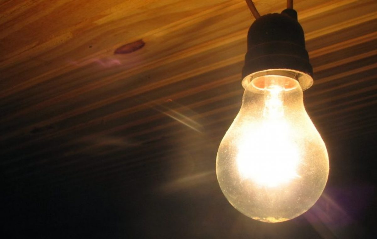 Famílias do CadÚnico e beneficiários do BPC têm isenção na conta de luz por três meses: medida foi adotada como uma das ações de contingenciamento ao COVID-19