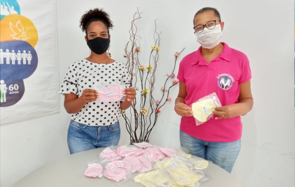 Máscaras caseiras são doadas para mulheres vítimas de câncer de mama no município
