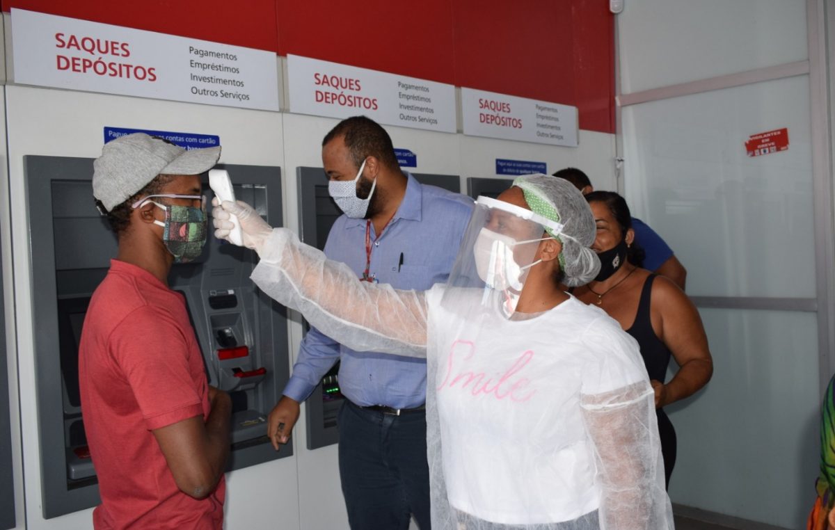 Clientes de bancos têm temperatura aferida em São Francisco do Conde