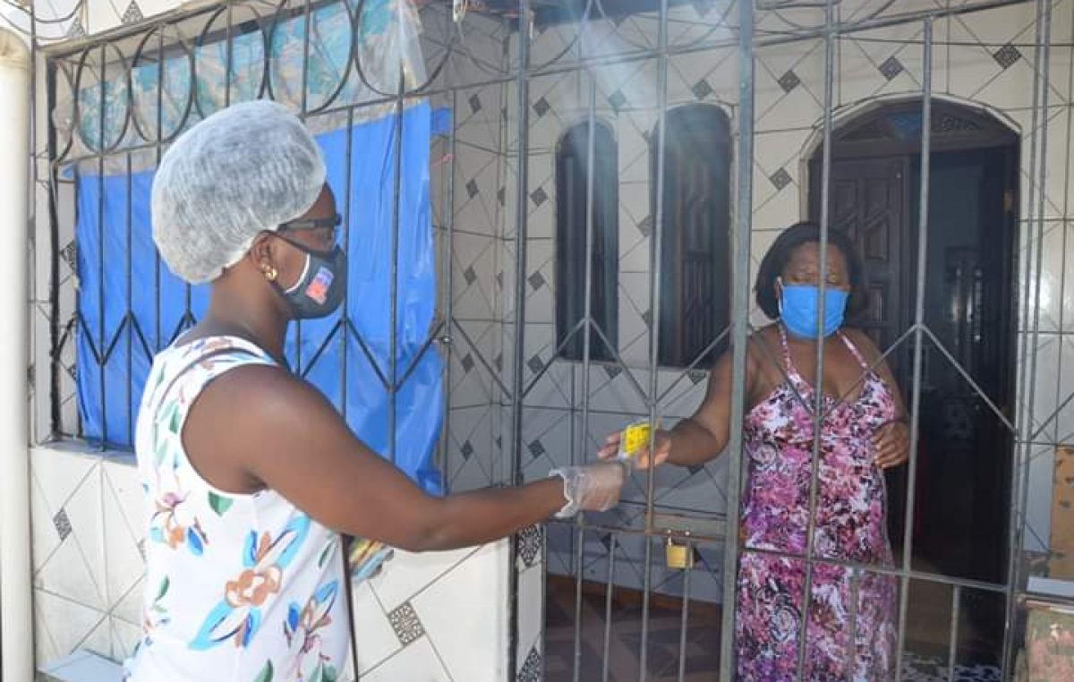 Máscaras artesanais estão sendo doadas por todo o município