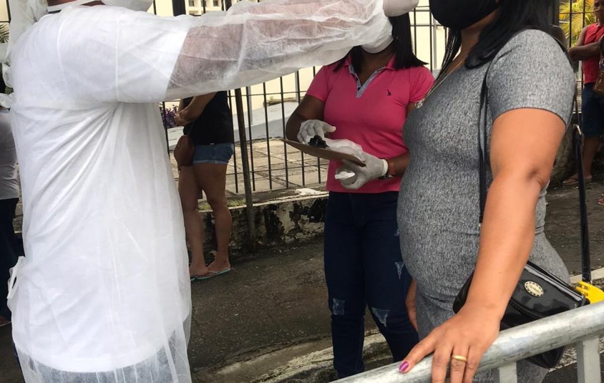 Saúde realiza aferição de temperatura em clientes de bancos em São Francisco do Conde