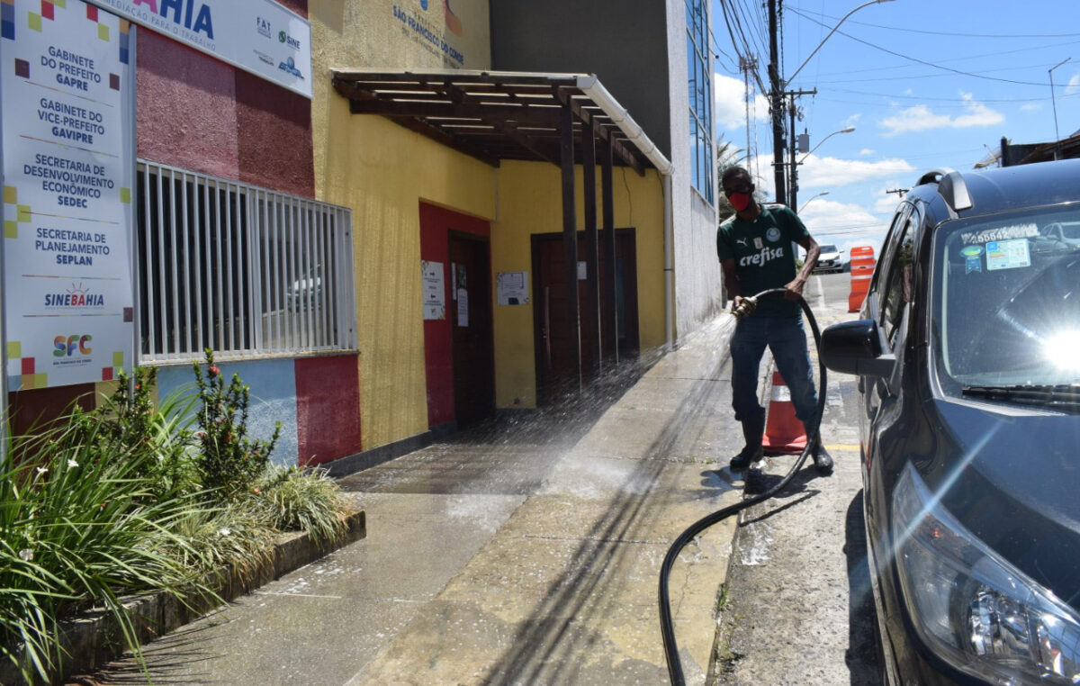 Na luta contra o COVID-19, ruas passam por desinfecção