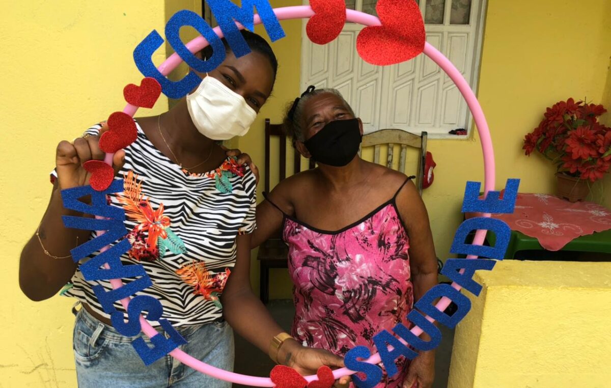 Idosos de Jabequara atendidos no Serviço de Convivência e Fortalecimento de Vínculos, receberam cestas e o carinho da equipe da SEDES