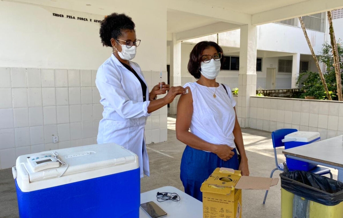 Profissionais da Rede Municipal de Ensino receberam a vacina contra a Covid-19