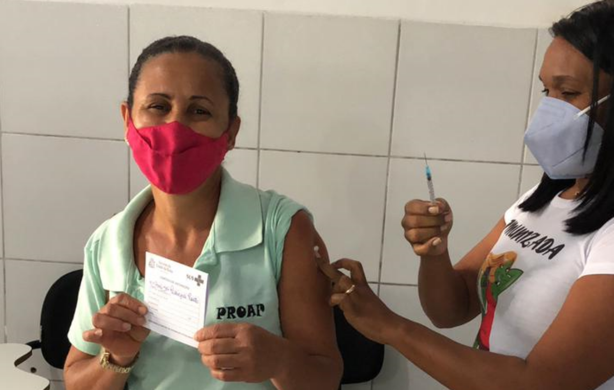 Prefeitura vacina profissionais da educação contra a COVID-19