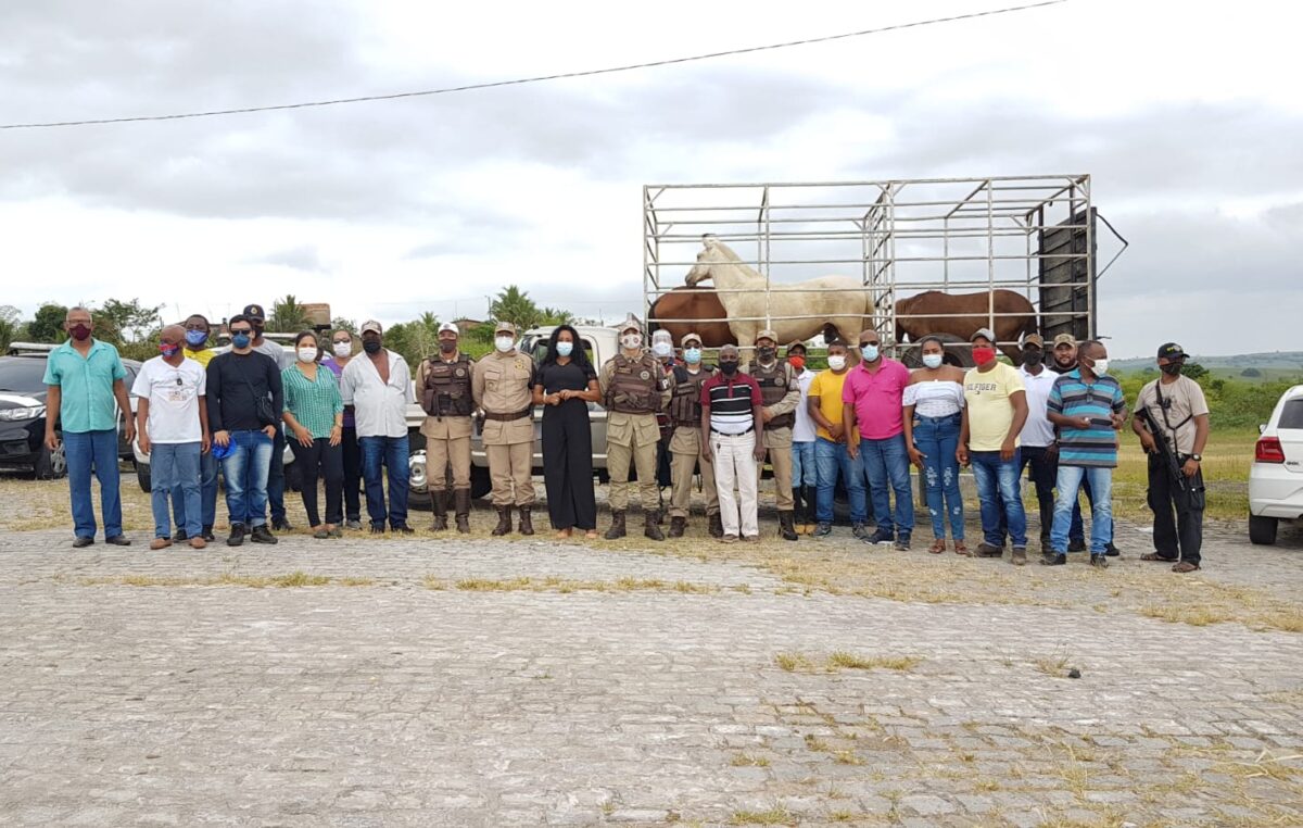 Sensibilização sobre os riscos de animais soltos em vias públicas contou com apoio da Polícia