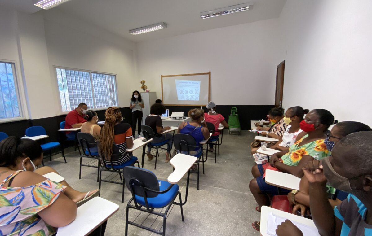 SEPLANDEC promoveu treinamento sobre manipulação de alimentos para ambulantes