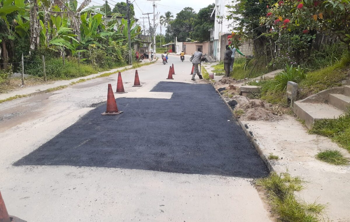 Obras de manutenção em vias, pavimentação e drenagem acontecem em diversas ruas da cidade